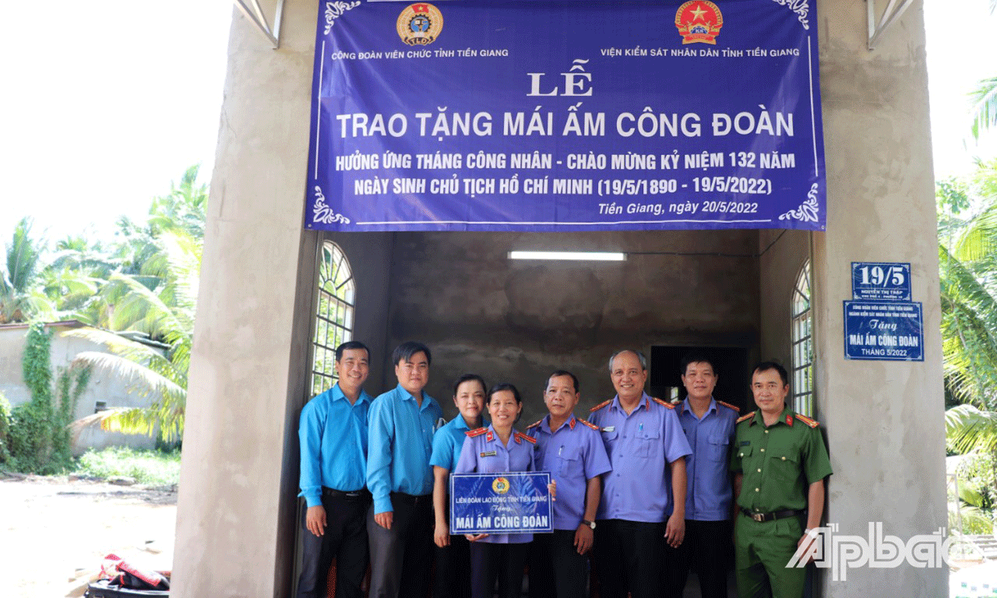 Lãnh đạo Công đoàn Viên chức và Viện Kiểm sát Nhân dân Tiền Giang chụp ảnh lưu niệm cùng chị Lan bên ngôi nhà Mái ấm Công đoàn 