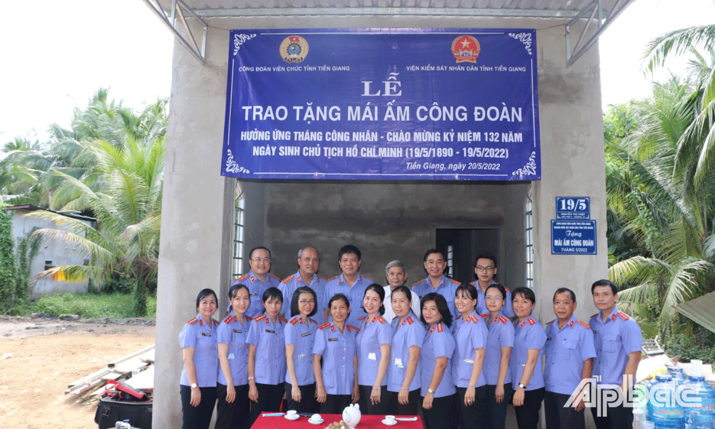 Đồng nghiệp chúc mừng và chụp ảnh lưu niệm cùng gia đình chị Nguyễn Thị Thúy Lan