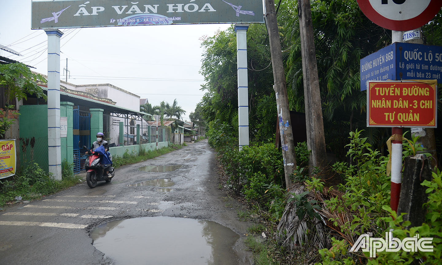 Trên đường huyện 86B xuất hiện nhiều “ổ voi”, “ổ gà”, sụp lún, bong tróc.