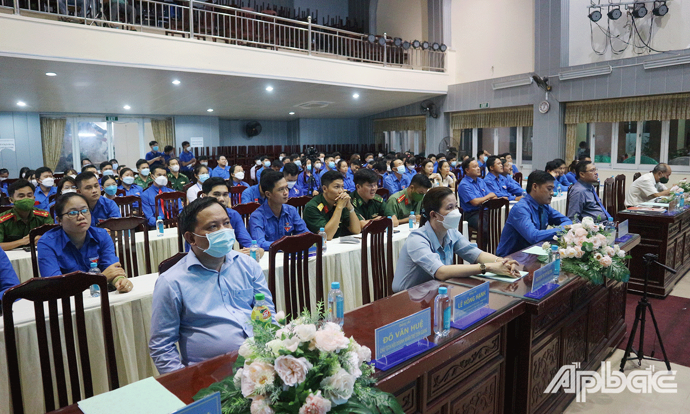 Đại biểu và các bạn đoàn viên, thanh niên tham dự chương trình