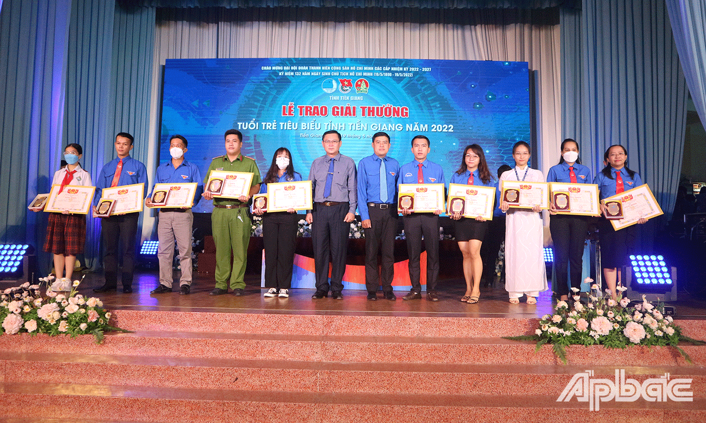 tuyên dương thanh niên nổi bật, tiêu biểu có nhiều đóng góp trong các phong trào.