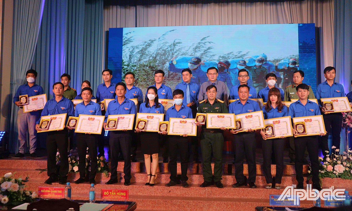 Tỉnh đoàn Tiền Giang đã tuyên dương 20 tập thể, 50 cá nhân có thành tích xuất sắc trong phòng, chống dịch Covid-19