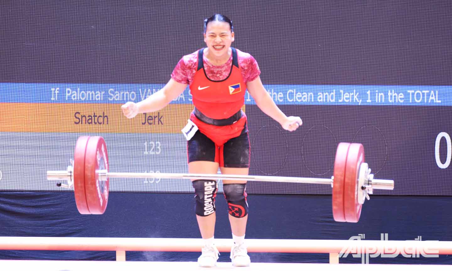 Niềm vui của VĐV Palomar Sanor người Philippines sau khi phá kỷ lục SEA Games với mức tổng cử 139 kg.