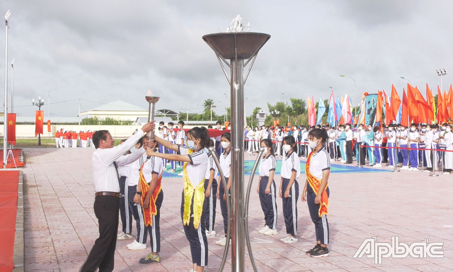 Ông Võ Văn Nhanh - Phó Chủ tịch UBND huyện Cai Lậy chuẩn bị thắp đuốc truyền thống.