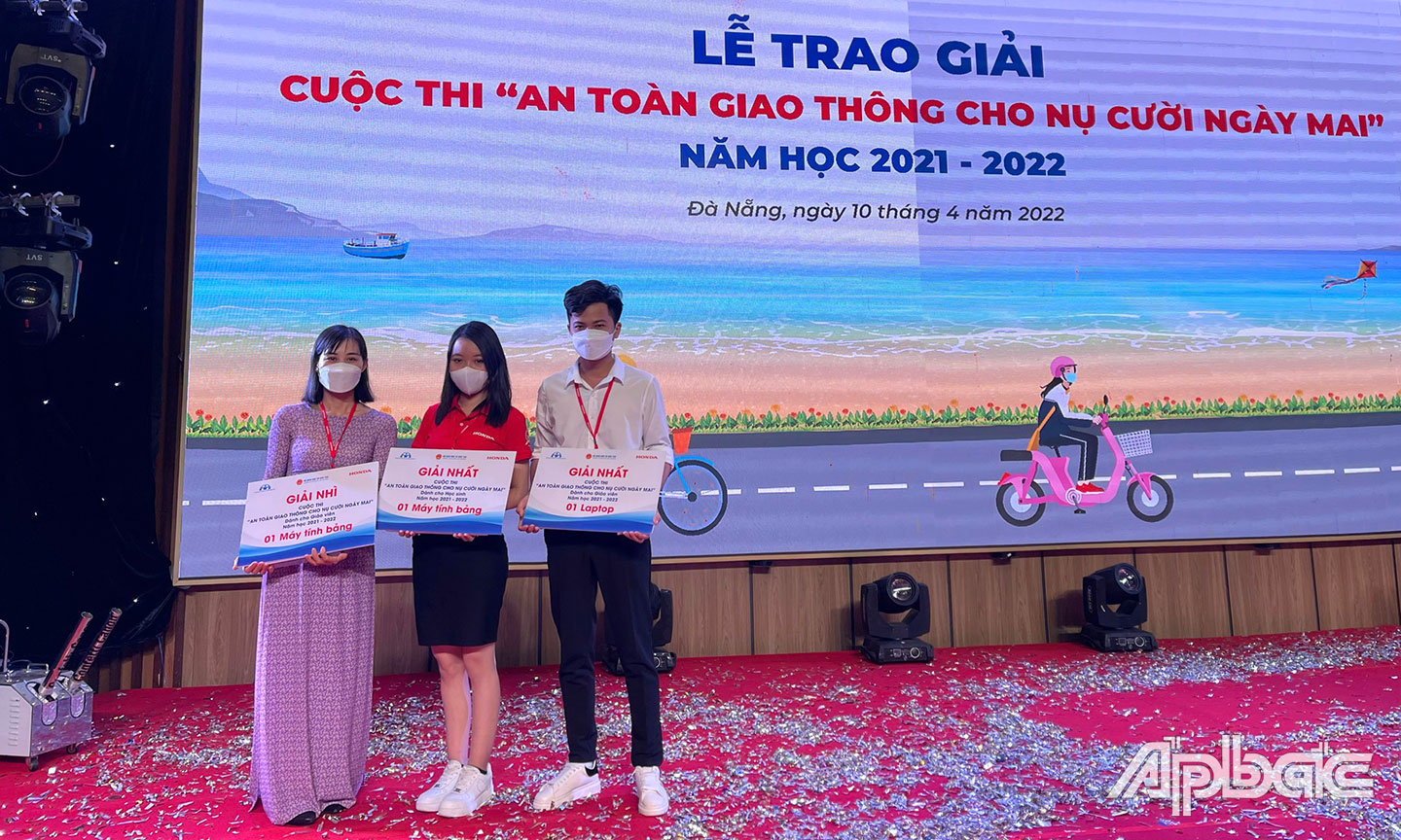 Cô Đỗ Thị Cẩm Tú, em Nguyễn Thị Ngọc Vy và thầy Nguyễn Long Hồ nhận giải thưởng Cuộc thi  được tổ chức tại TP. Đà Nẵng. Ảnh nhân vật cung cấp.