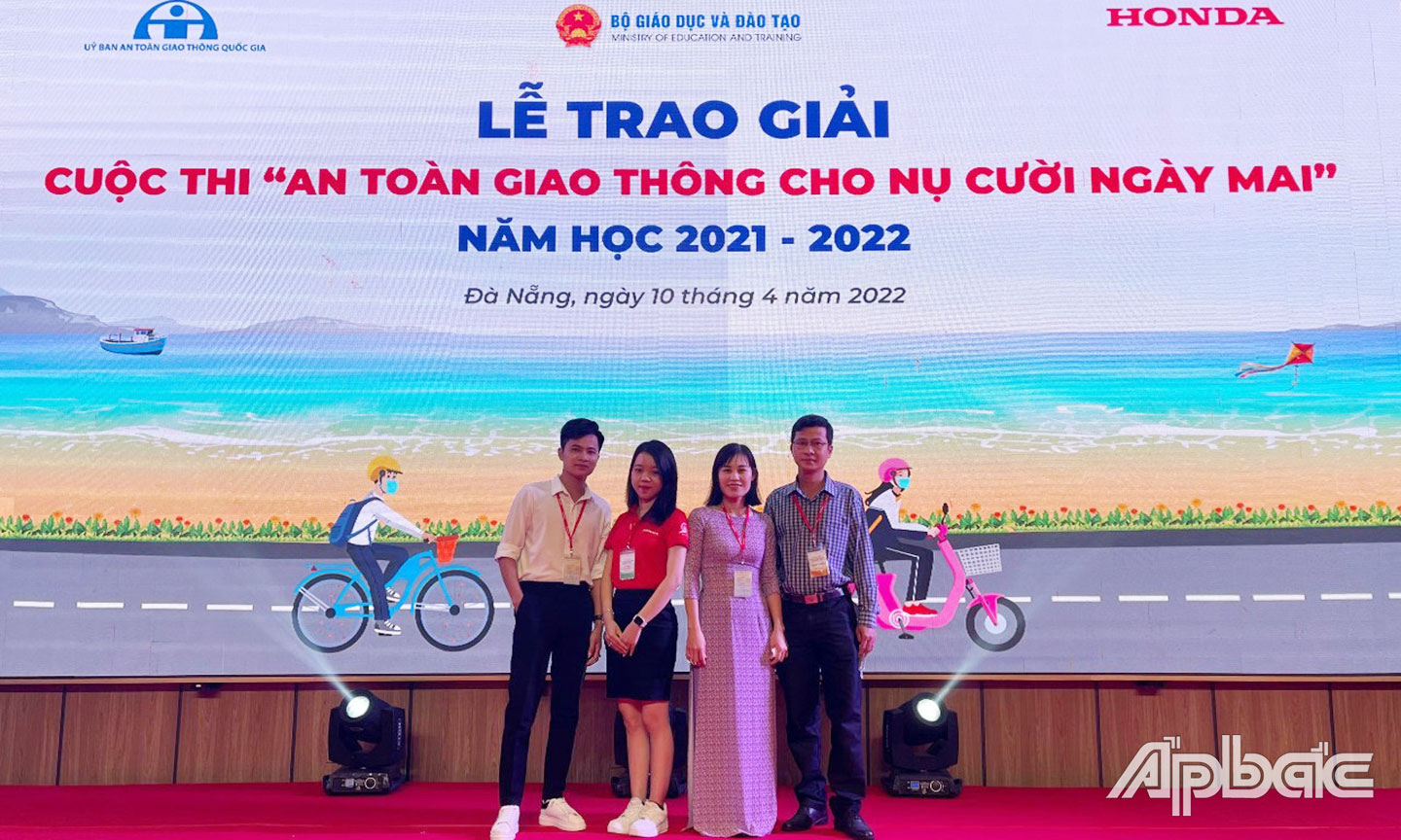 Thầy Nguyễn Long Hồ, em Nguyễn Thị Ngọc Vy và cô Đỗ Thị Cẩm Tú dự Lễ trao giải Cuộc thi được tổ chức tại TP. Đà Nẵng. Ảnh nhân vật cung cấp.