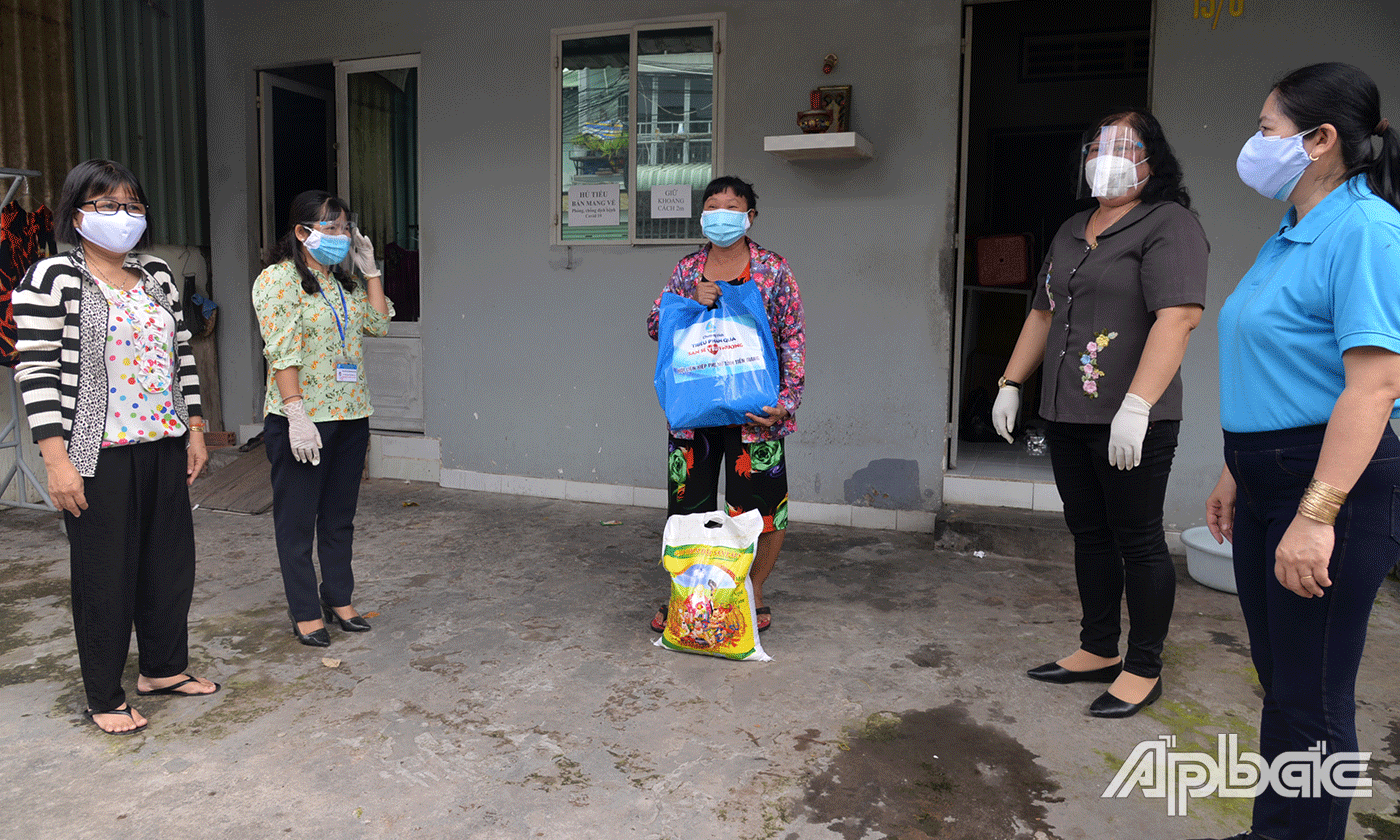 Hội LHPN tỉnh tặng quà cho phụ nữ khó khăn do ảnh hưởng của dịch Covid-19.                                                                                  Ảnh: P. Mai