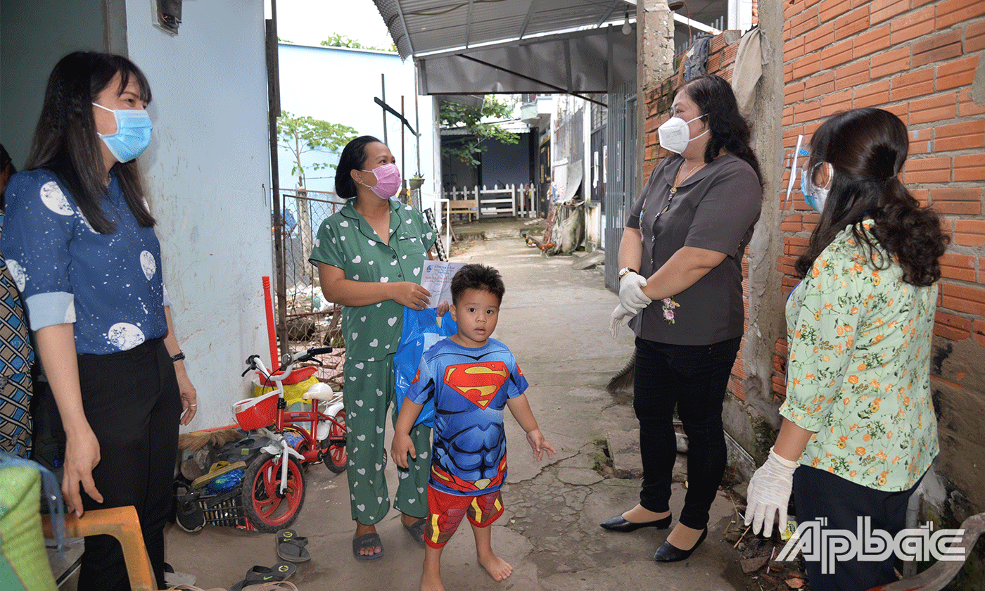 Hội LHPN tỉnh tặng quà cho phụ nữ khó khăn do ảnh hưởng của dịch Covid-19.  Ảnh: P. Mai