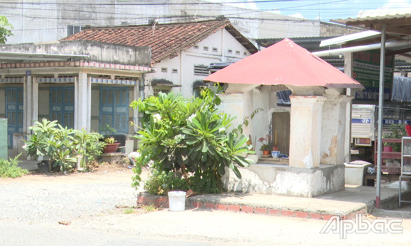 Bia Phụng khai tân cảng ký hiện còn đặt bên bờ dòng Bảo Định hà, gần chợ Phú Kiết (xã Phú Kiết, huyện Chợ Gạo, tỉnh Tiền Giang). ẢNH: V.T