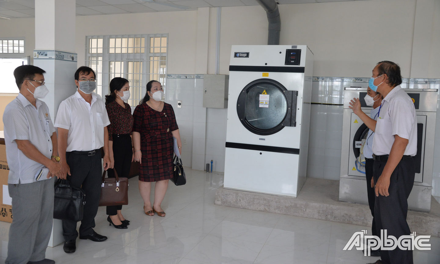 Trung tâm Y tế TX. Gò Công hoàn thành, đưa vào sử dụng, góp phần nâng cao chất lượng khám, chữa bệnh cho nhân dân (Trong ảnh: Đoàn giám sát Ban VH-XH, HĐND tỉnh làm việc tại Trung tâm Y tế TX. Gò Công).