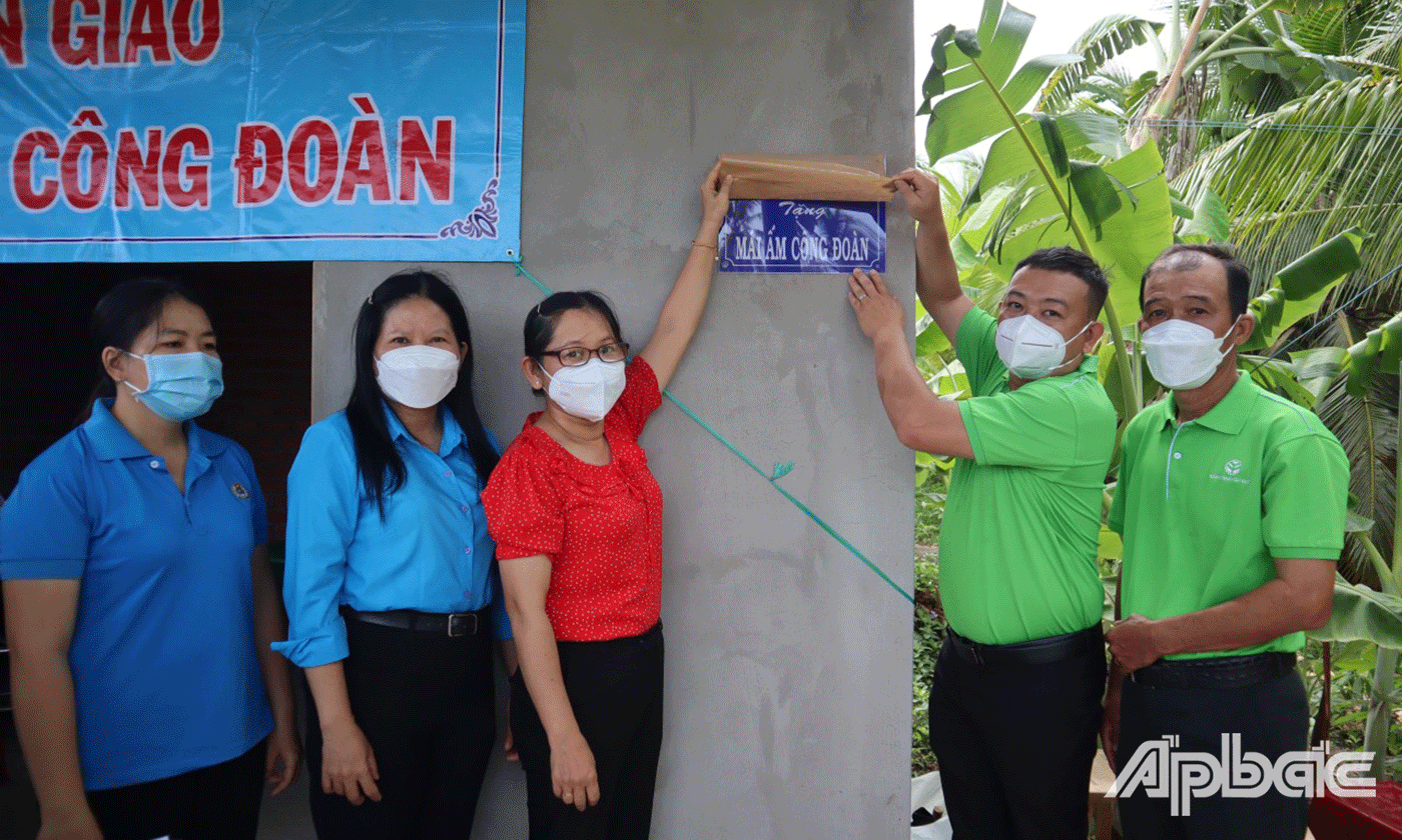 Đại biểu thực hiện nghi thức bàn giao nhà Mái ấm Công đoàn cho anh Nhựt