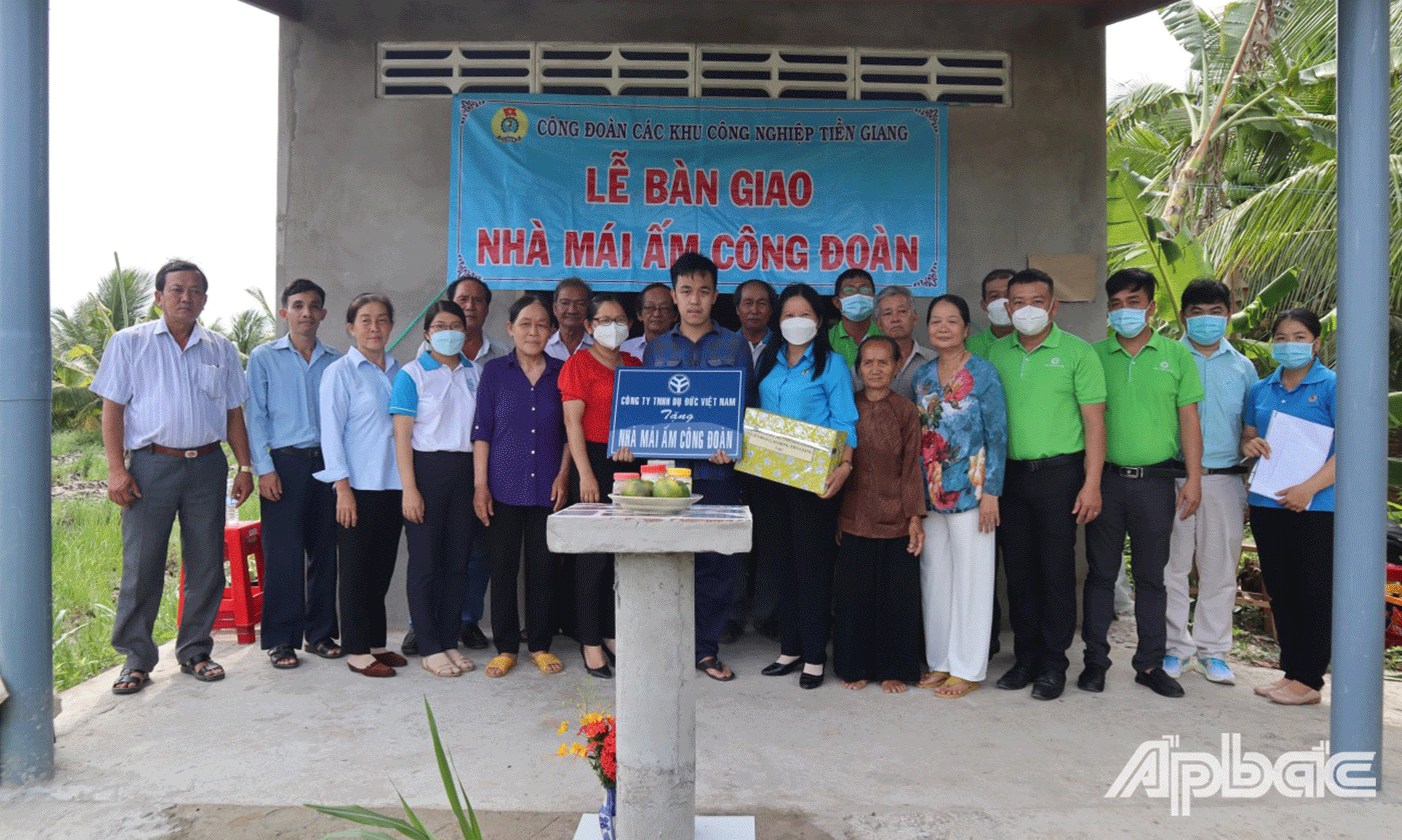 Đại biểu, khách mời chụp ảnh lưu niệm cùng gia đình anh Nhựt bên ngôi nhà mới