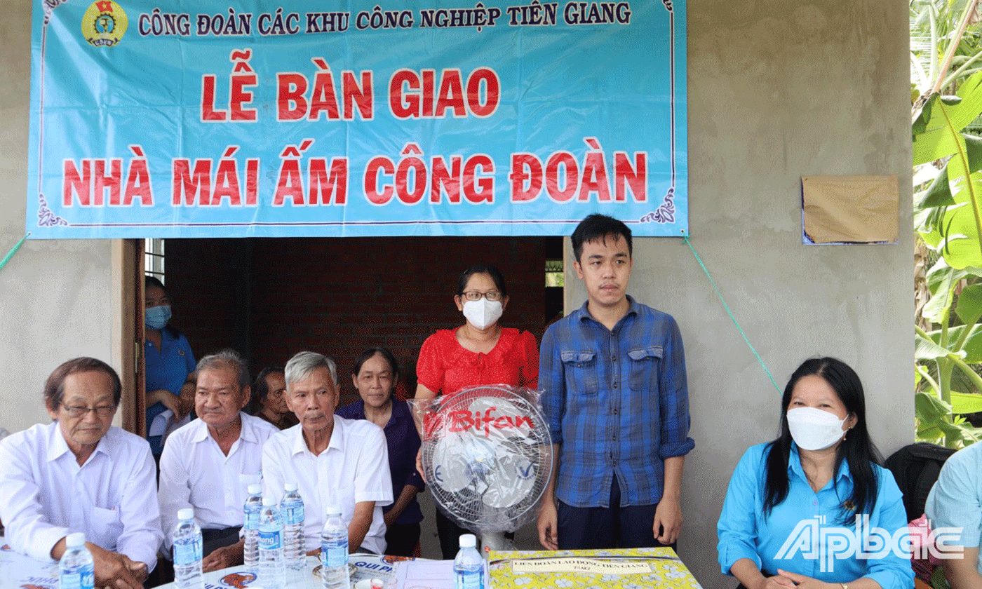 lãnh đạo Công đoàn các Khu Công nghiệp tỉnh, Ban Giám đốc Công ty TNHH Dụ Đức Việt Nam và chính quyền địa phương xã An Thạnh Thủy đã chia sẻ niềm vui với gia đình anh Nhựt và trao tặng một số vật dụng gia đình