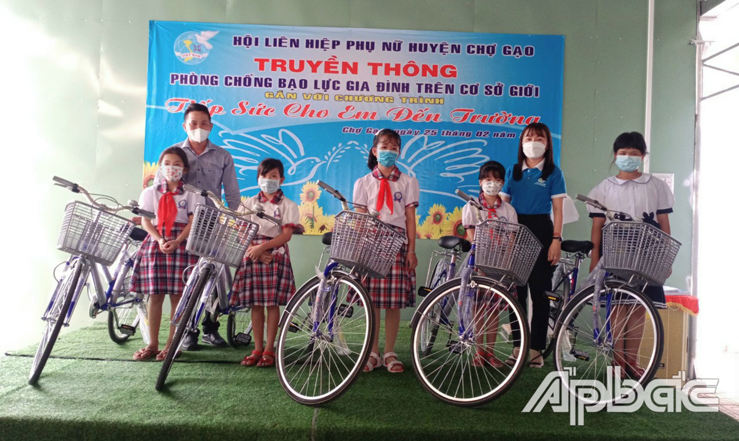 Hội LHPN huyện Chợ Gạo thường xuyên tổ chức truyền thông phòng, chống BLGĐ trên cơ sở giới và trao quà cho học sinh khó khăn.