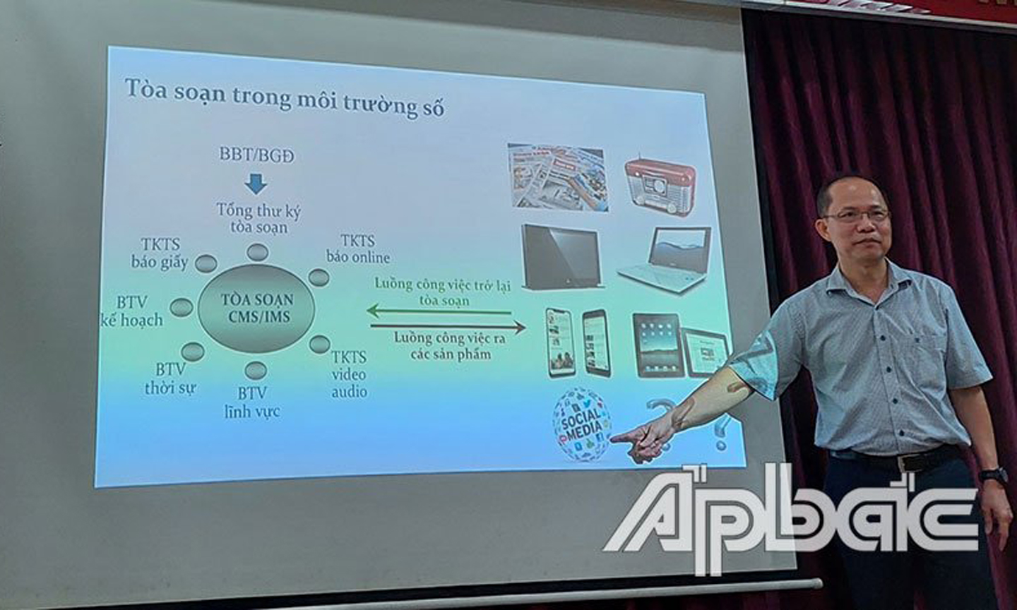 Nhà báo Lê Xuân Trung, Phó tổng biên tập Báo Tuổi Trẻ, giảng viên kiêm chức của Trung tâm Bồi dưỡng nghiệp vụ báo chí chia sẻ tại khóa bồi dưỡng