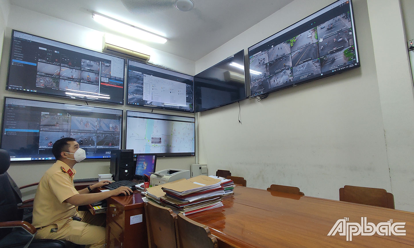Cán bộ trực và xử lý dữ liệu từ hệ thống camera thông minh tại Trung tâm giám sát chỉ huy đặt tại Công an TP. Mỹ Tho.