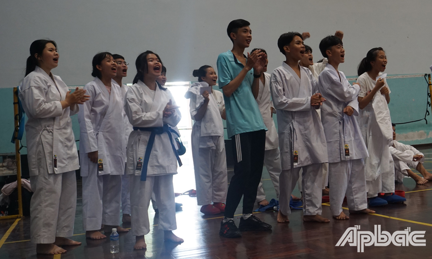 Sự cổ vũ nồng nhiệt đến từ các VĐV