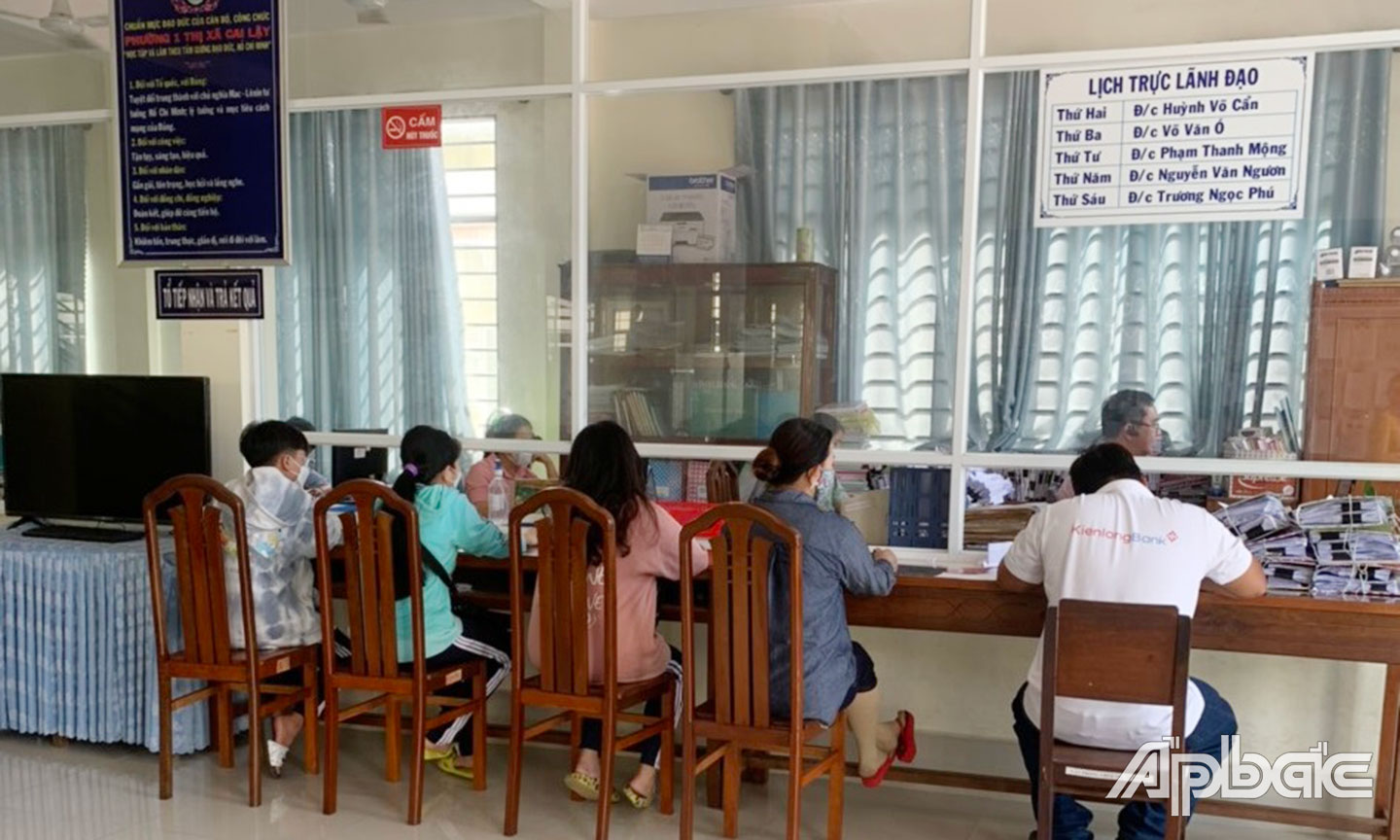 Người dân đến giải quyết TTHC tại Bộ phận Một cửa phường 1.