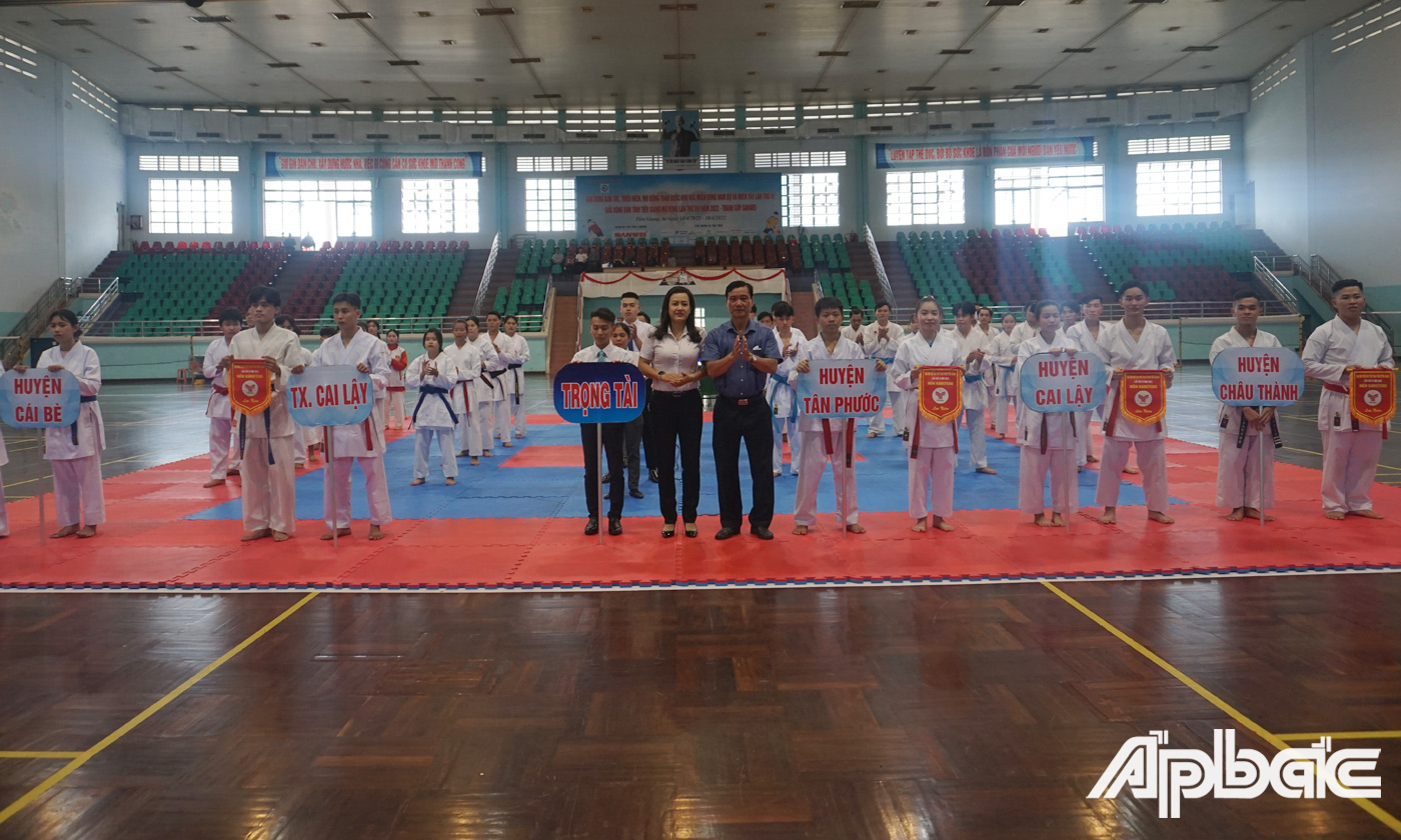 Phó Giám đốc Sở Văn hóa, Thể thao và Du lịch tỉnh Tiền Giang Nguyễn Thị Kim Chi trao Cờ lưu niệm cho các đơn vị tham gia 