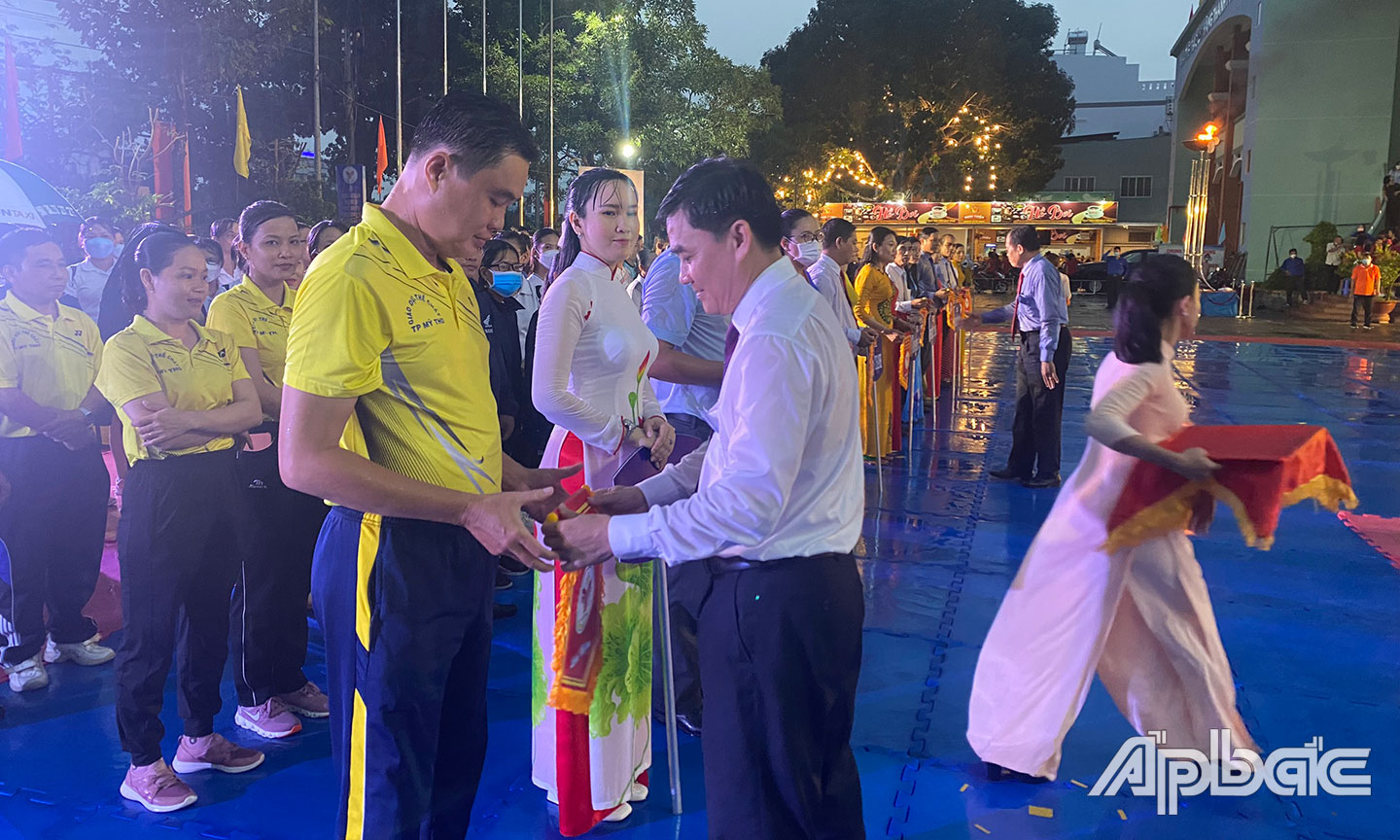 Đồng chí Nguyễn Văn Mười trao cờ cho các đơn vị xã, phường.