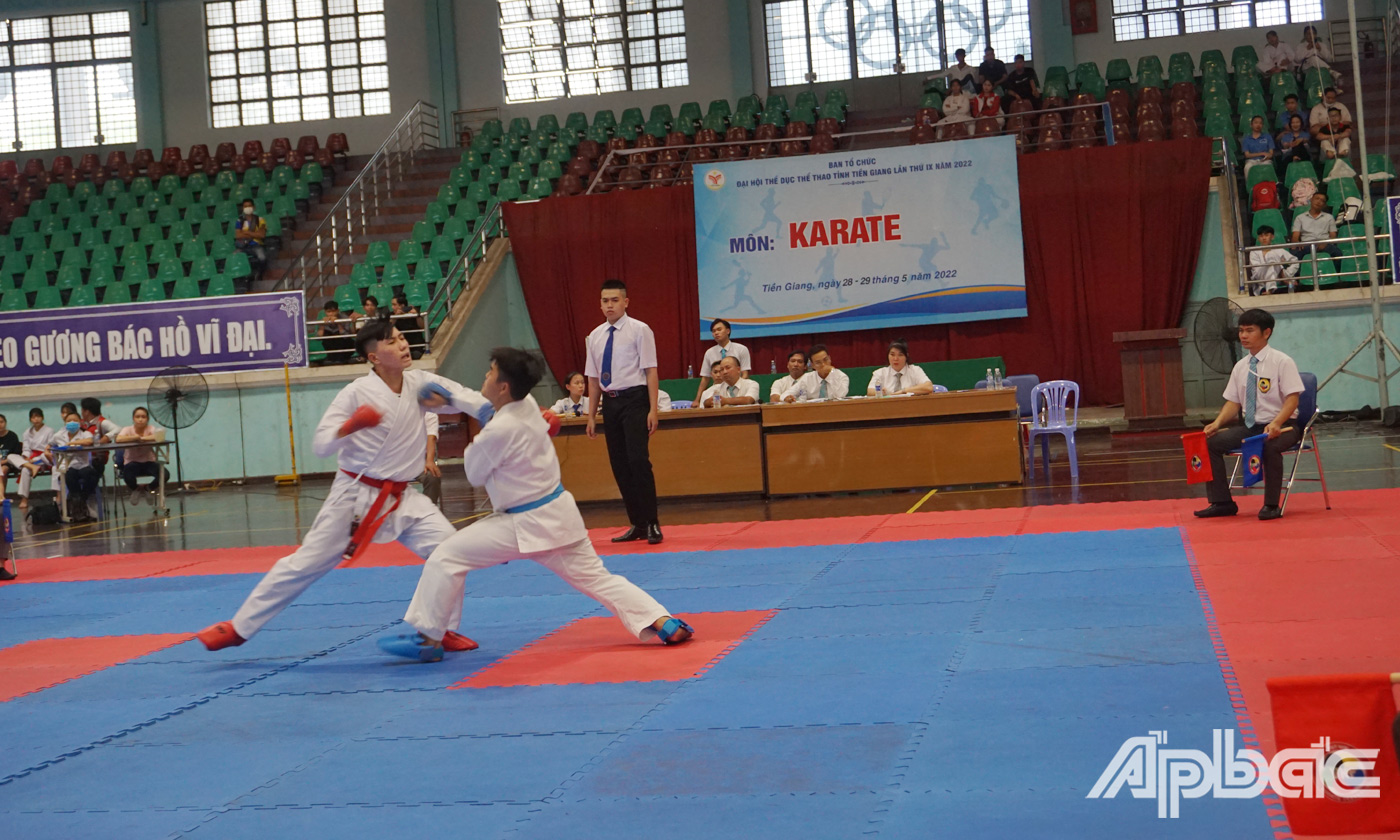 Trận thi đầu tiên nội dung Quyền nữ và đối kháng nam của VĐV đến từ các đơn vị