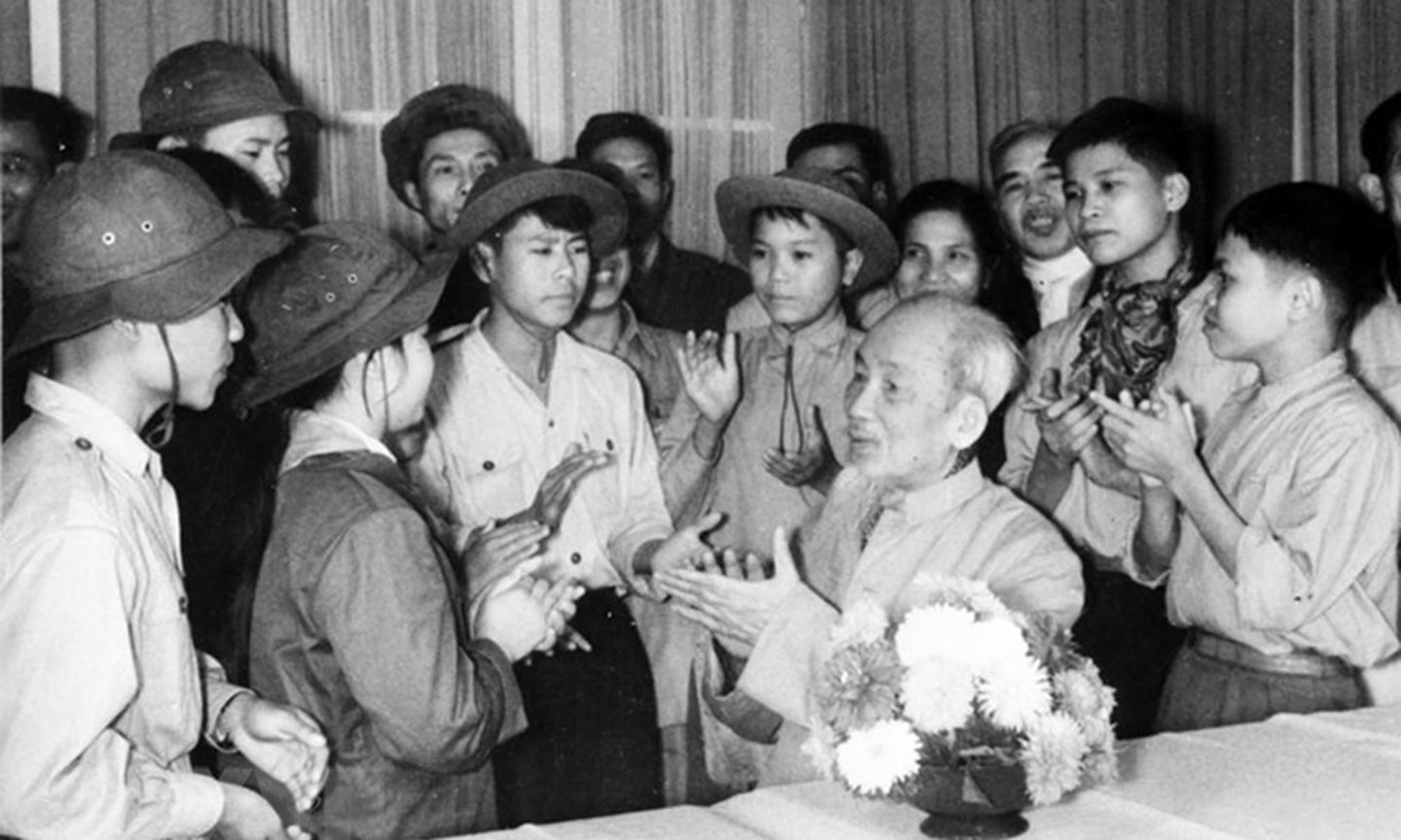 Bác Hồ với thiếu nhi trong Đoàn Dũng sĩ miền Nam ra thăm miền Bắc, ngày 13-2-1969. (Ảnh: Tư liệu/TTXVN)