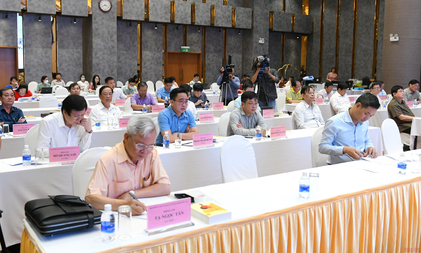 Các thành viên Hội đồng chung khảo Giải Báo chí quốc gia lần thứ XVI - năm 2021. (Ảnh: THÀNH ĐẠT)