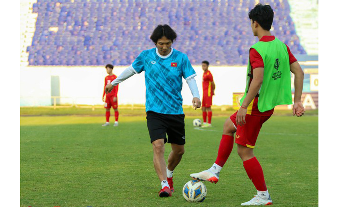 HLV Gong Oh-kyun hướng dẫn cầu thủ luyện tập tại Uzbekistan. Ảnh: VFF