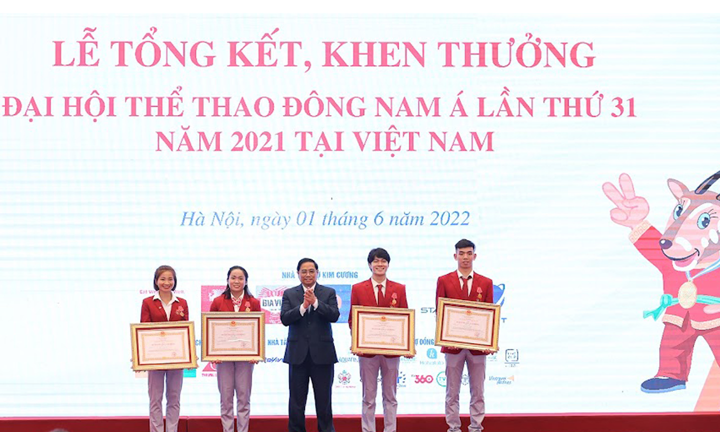 Thủ tướng trao Huân chương Lao động hạng Nhất cho các cá nhân - Ảnh: VGP/Nhật Bắc