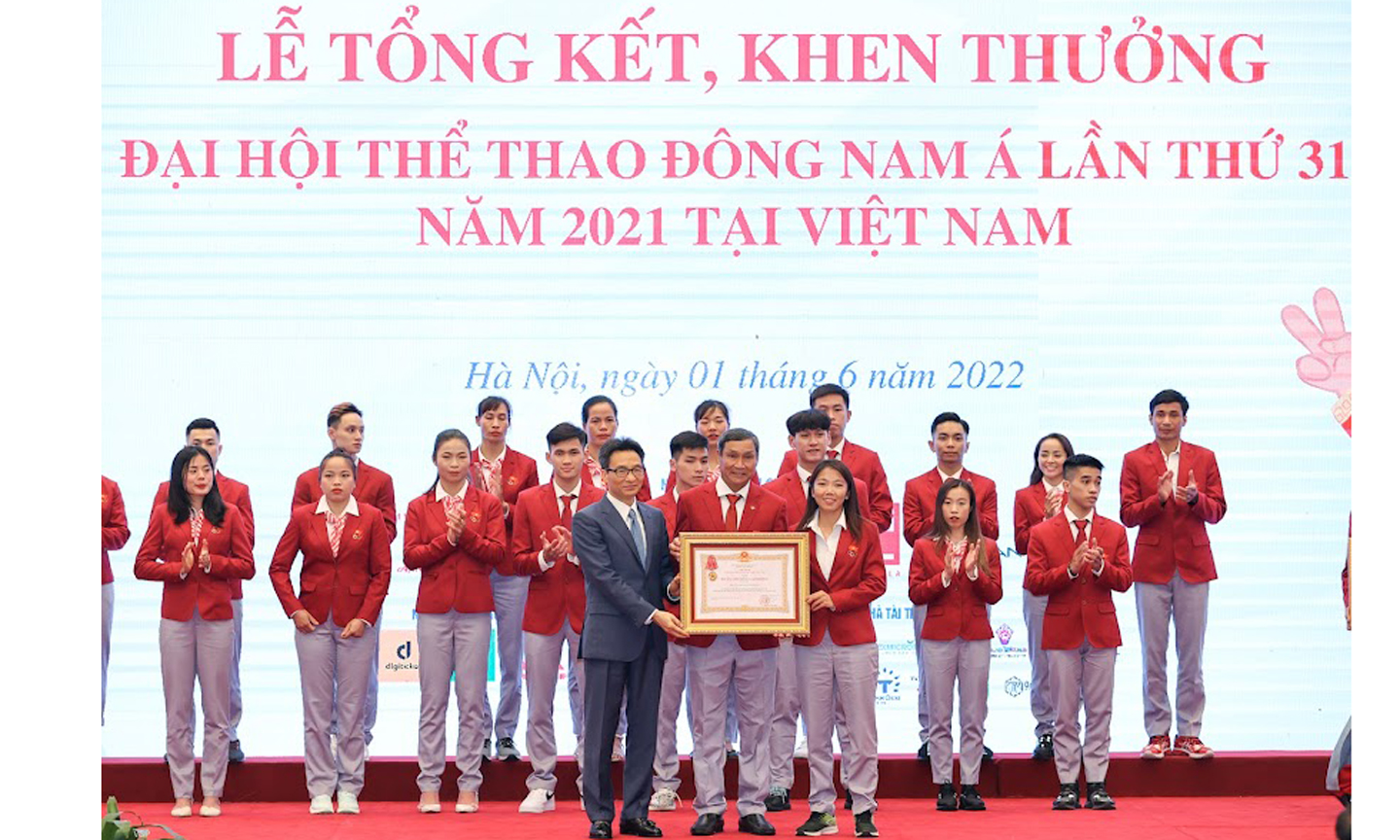 Phó Thủ tướng Vũ Đức Đam trao Huân chương Lao động hạng Nhì cho các tập thể, cá nhân - Ảnh: VGP/Nhật Bắc