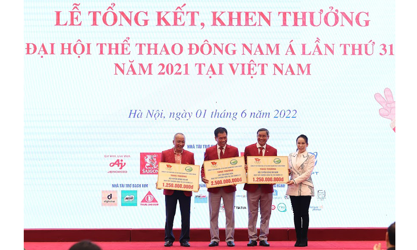 Bà Lê Nữ Thùy Dương - Phó Chủ tịch HĐQT Công ty Cổ phần & Kinh doanh Golf Long Thành trao tài trợ cho đội tuyển thể thao Việt Nam - Ảnh: VGP/Nhật Bắc