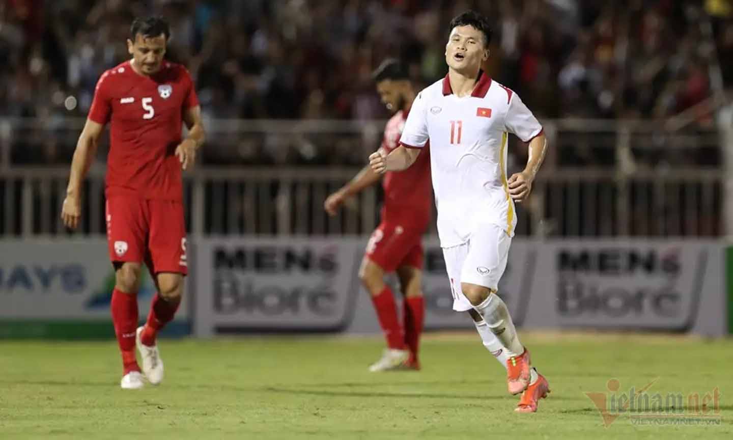 Tuấn Hải (áo trắng) lập cú đúp mang về chiến thắng cho Đội tuyển Việt Nam trước Afganistan. Ảnh: Vietnamnet.vn