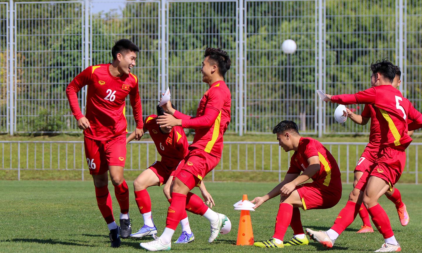 Các tuyển thủ Việt Nam phấn khởi cho trận đấu tối nay. 