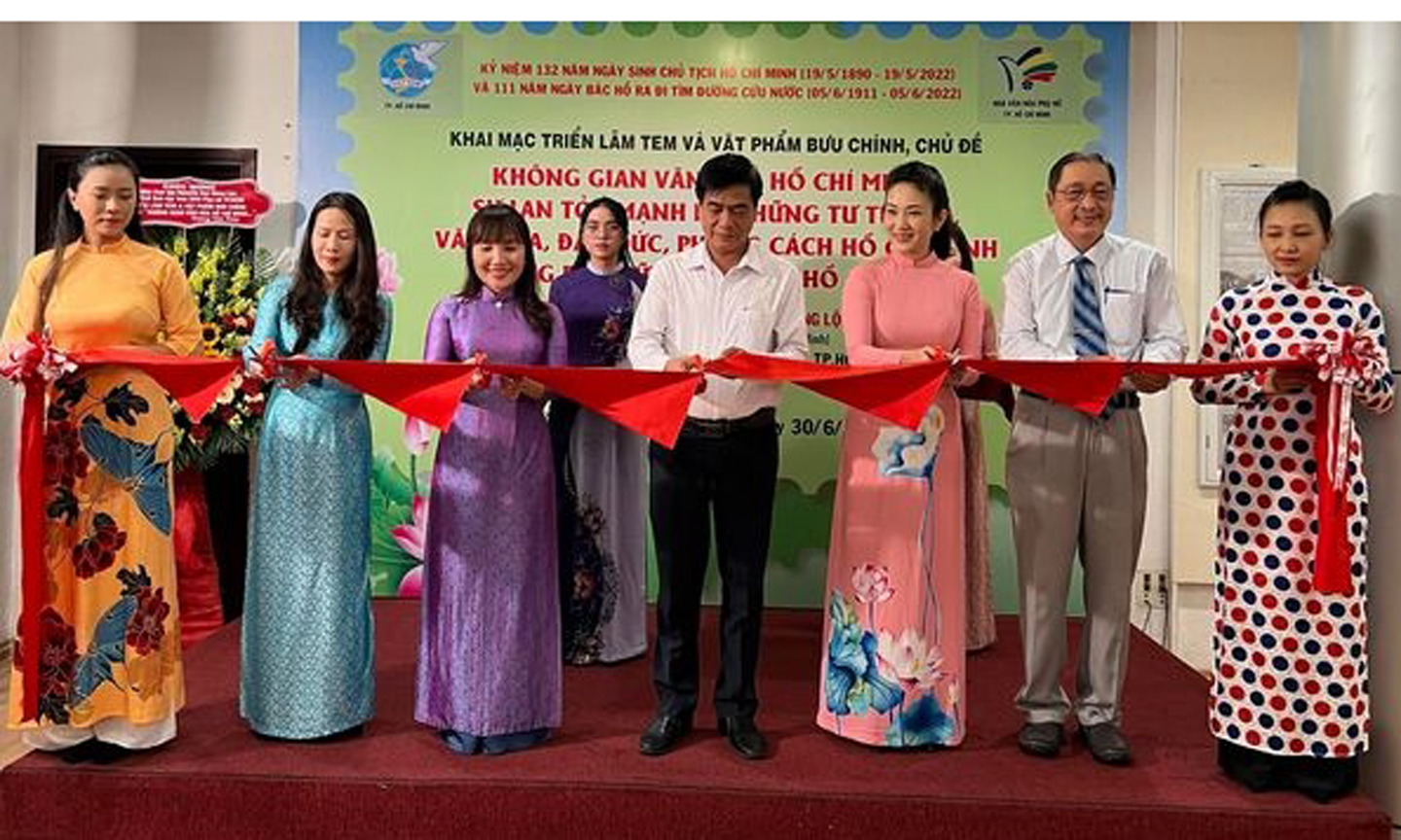 Các đại biểu cắt băng khai mạc triển lãm.