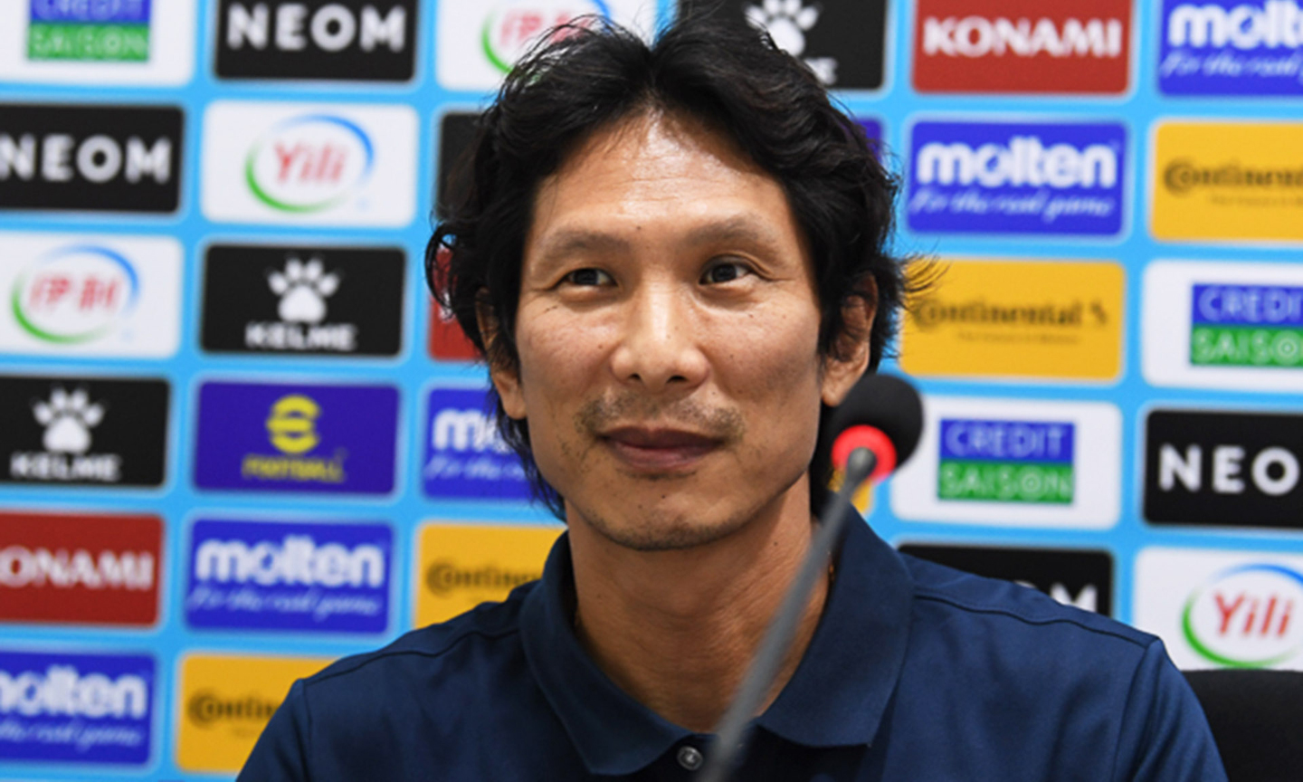 HLV Gong Oh-kyun trả lời họp báo sau trận hòa 2-2 trước U23 Thái Lan. (Ảnh: VFF)