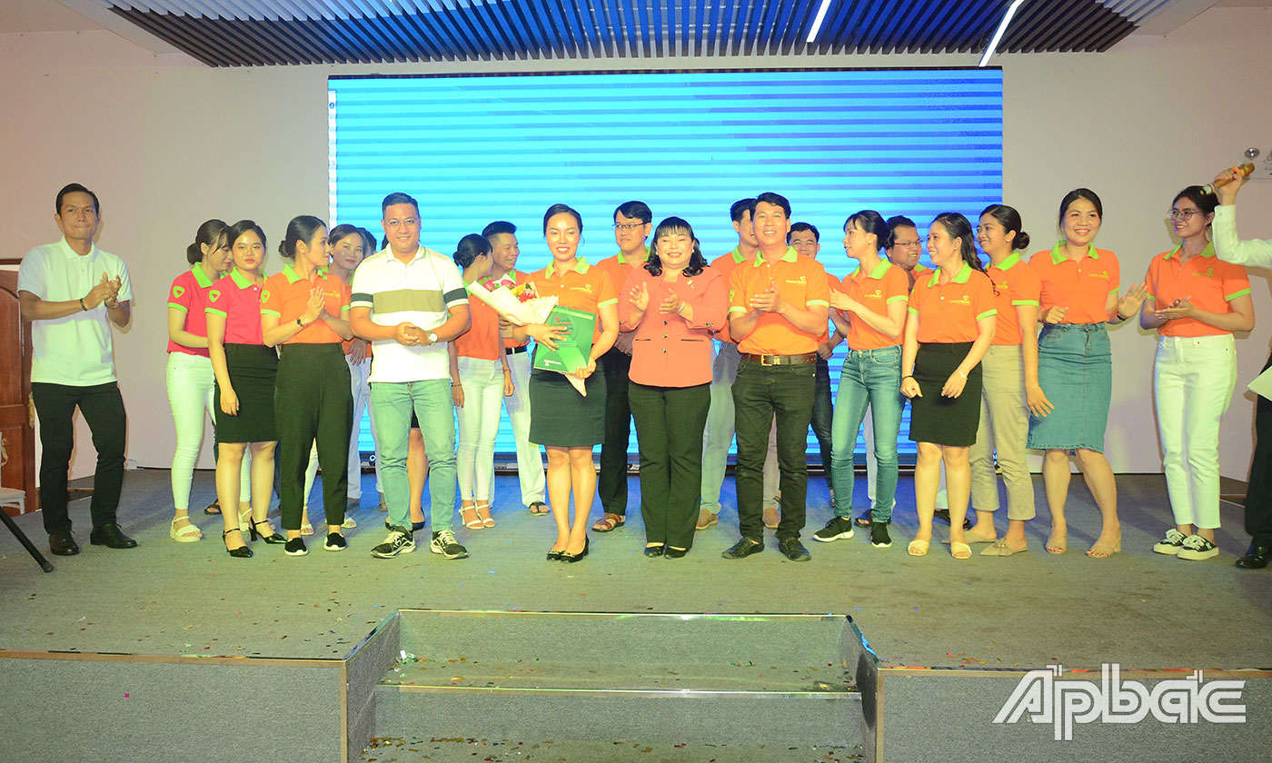 Đồng chí Thái Ngọc Bảo Trâm trao giải Nhất cho đội đạt giải.