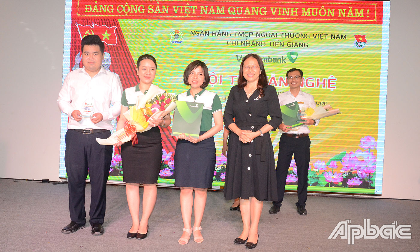 Ban tổ chức trao giải Nhì cho đội đạt giải.  