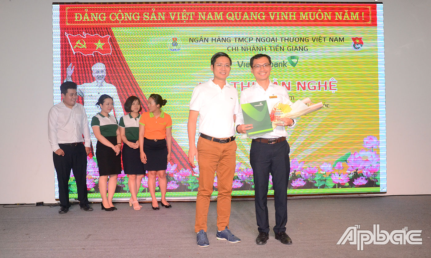 Ban tổ chức trao giải Ba cho đội đạt giải.  