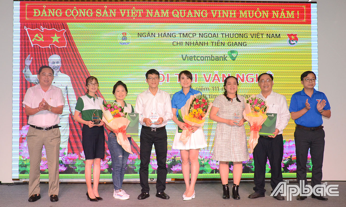 Trao giải khuyến khích cho các đội.