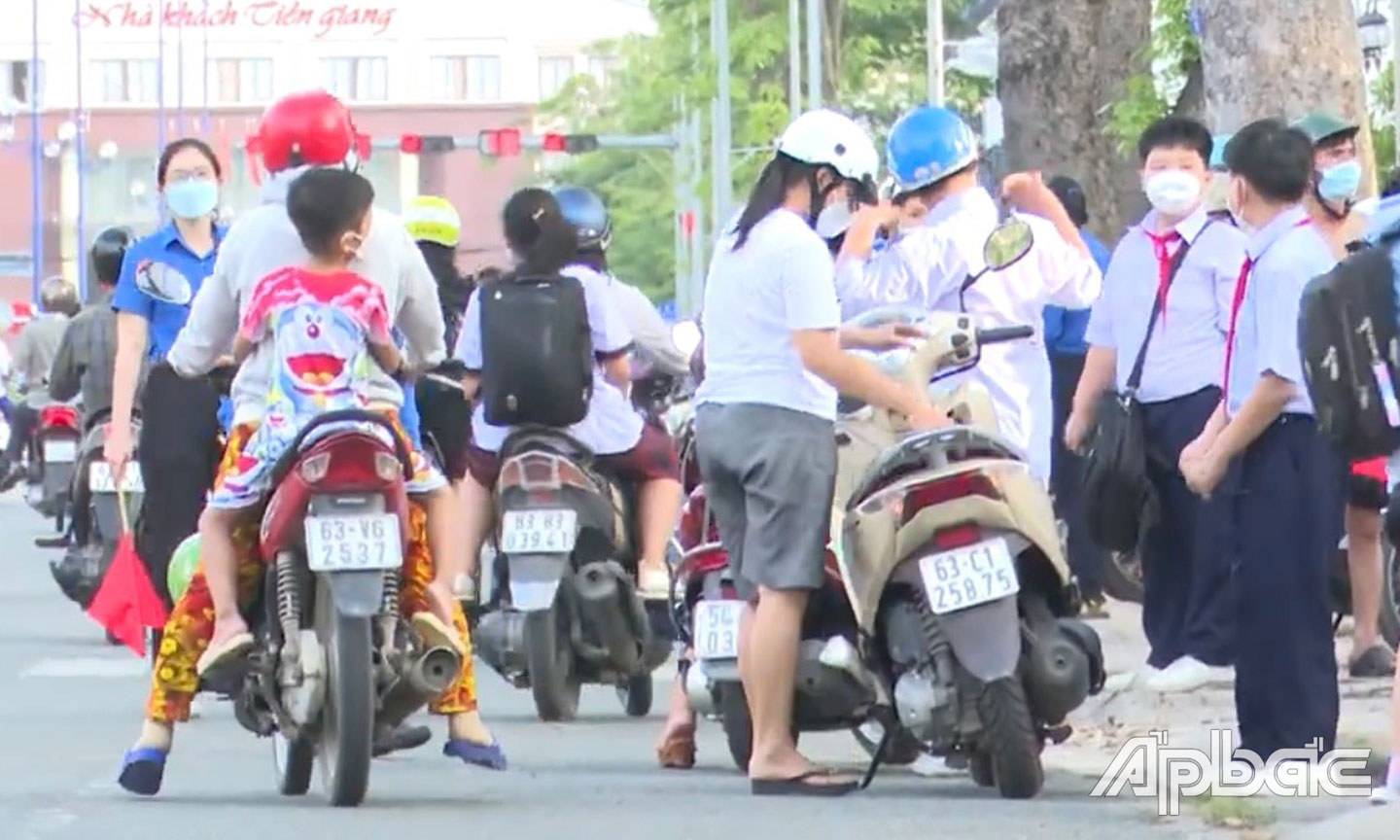 Tình trạng mất ATGT, vi phạm giao thông trước cổng trường vẫn thường xuyên diễn ra.  (Ảnh chụp vào giờ tan trường tại một trường học trên đường Hùng Vương, TP. Mỹ Tho). 