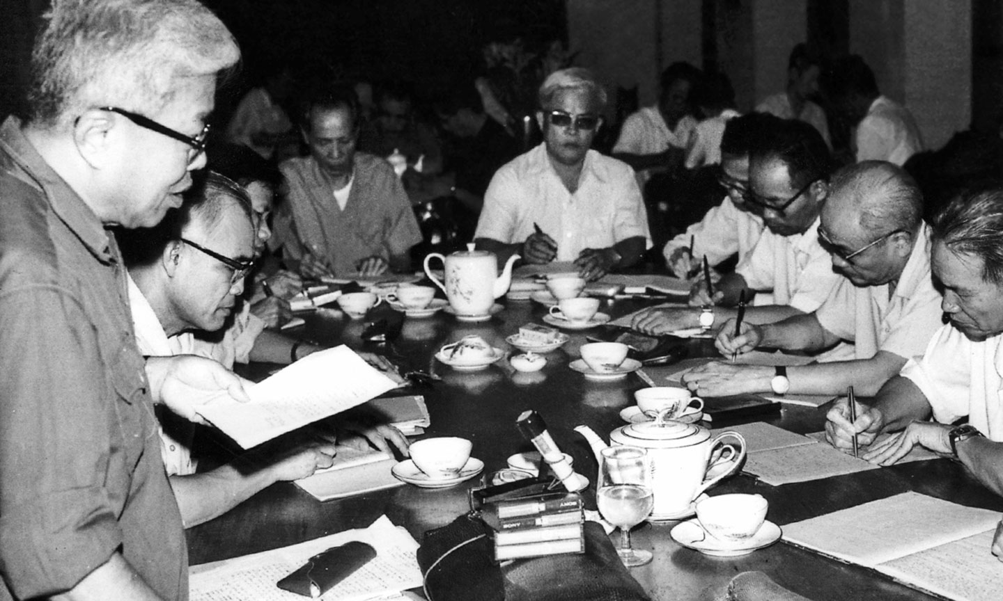 Đồng chí Phạm Hùng triển khai quán triệt Nghị quyết Đại hội V toàn quốc của Đảng cho Ban Chấp hành Đảng bộ tỉnh Tiền Giang.