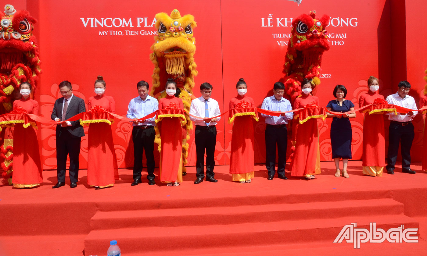 Cắt băng khai trương Trung tâm Thương mại Vincom Plaza Mỹ Tho.