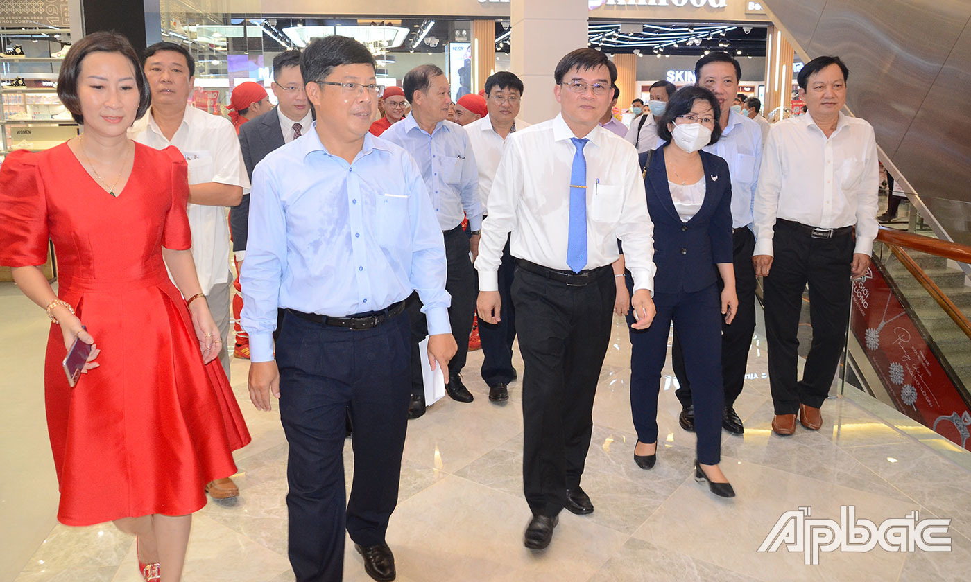 Lãnh đạo tỉnh tham quan Trung tâm Thương mại Vincom Plaza Mỹ Tho.