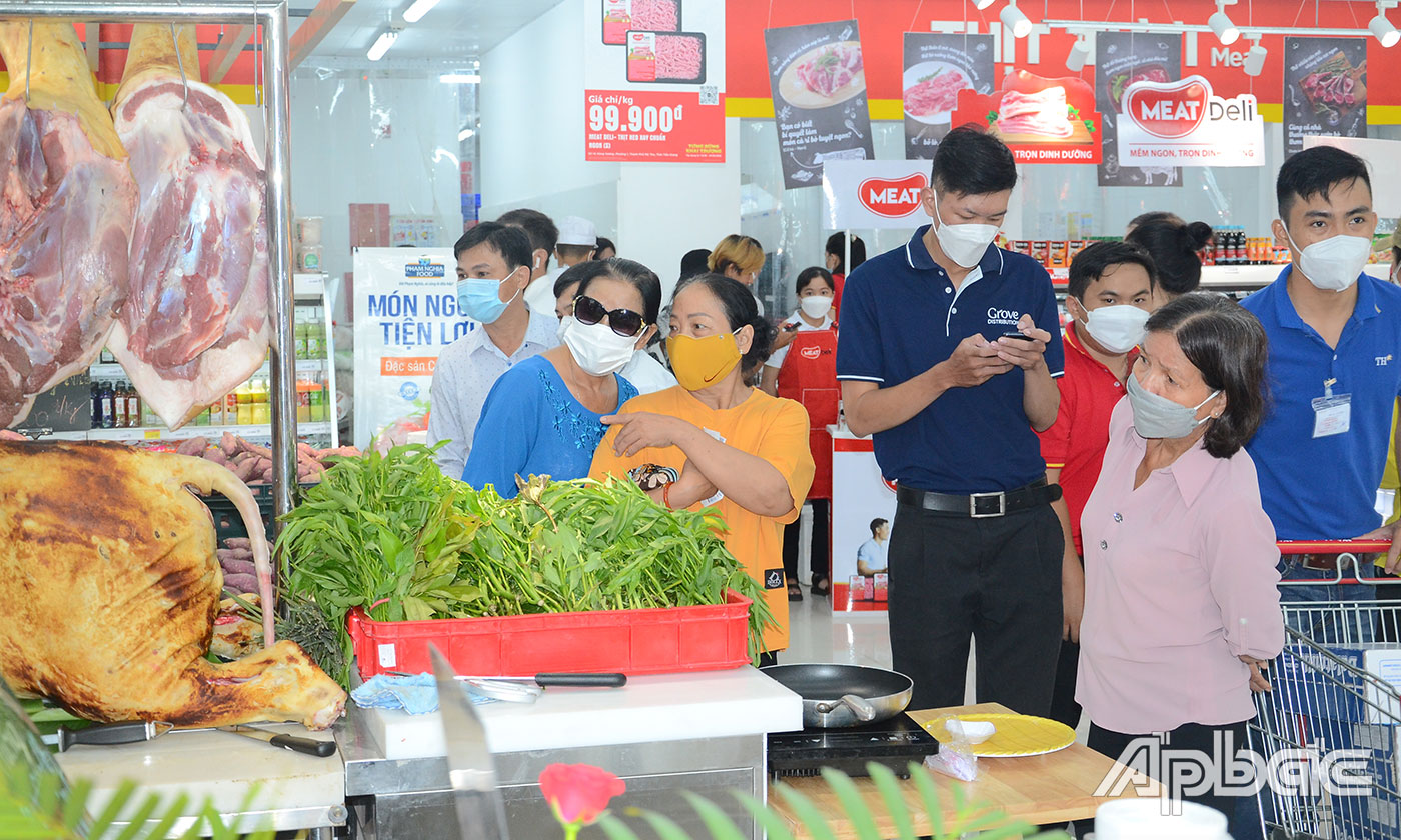 Người dân đến mua sắm tại Vincom Plaza Mỹ Tho.