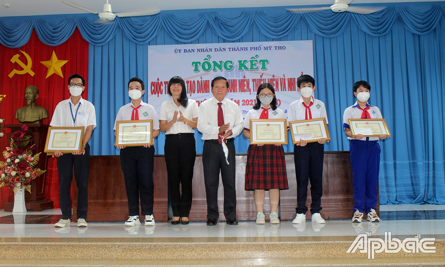 Ban tổ chức trao giải cho các em học sinh.