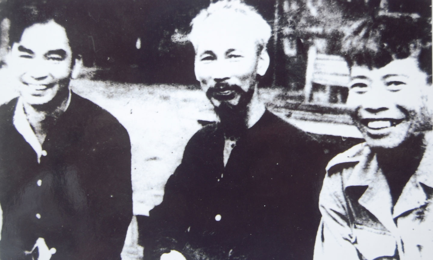 Đồng chí Phạm Hùng (thứ ba từ trái sang), Phó giám đốc Sở Công an Nam bộ chụp ảnh lưu niệm với các đại biểu Hội nghị Công an toàn quốc lần thứ 5 (tháng 1-1950)