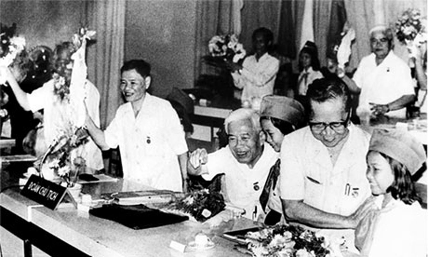 Đồng chí Huỳnh Tấn Phát và đồng chí Phạm Hùng (thứ 4 từ phải sang) tham gia Đoàn Chủ tịch Đại hội đại biểu Đảng bộ tỉnh Tiền Giang lần thứ IV, nhiệm kỳ 1986-1990.