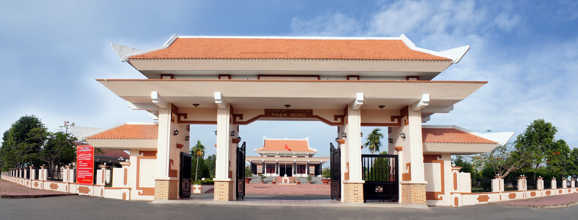 Khu lưu niệm Chủ tịch Hội đồng Bộ trưởng Phạm Hùng hiện tọa lạc tại ấp Long Thuận A, xã Long Phước, huyện Long Hồ, tỉnh Vĩnh Long.