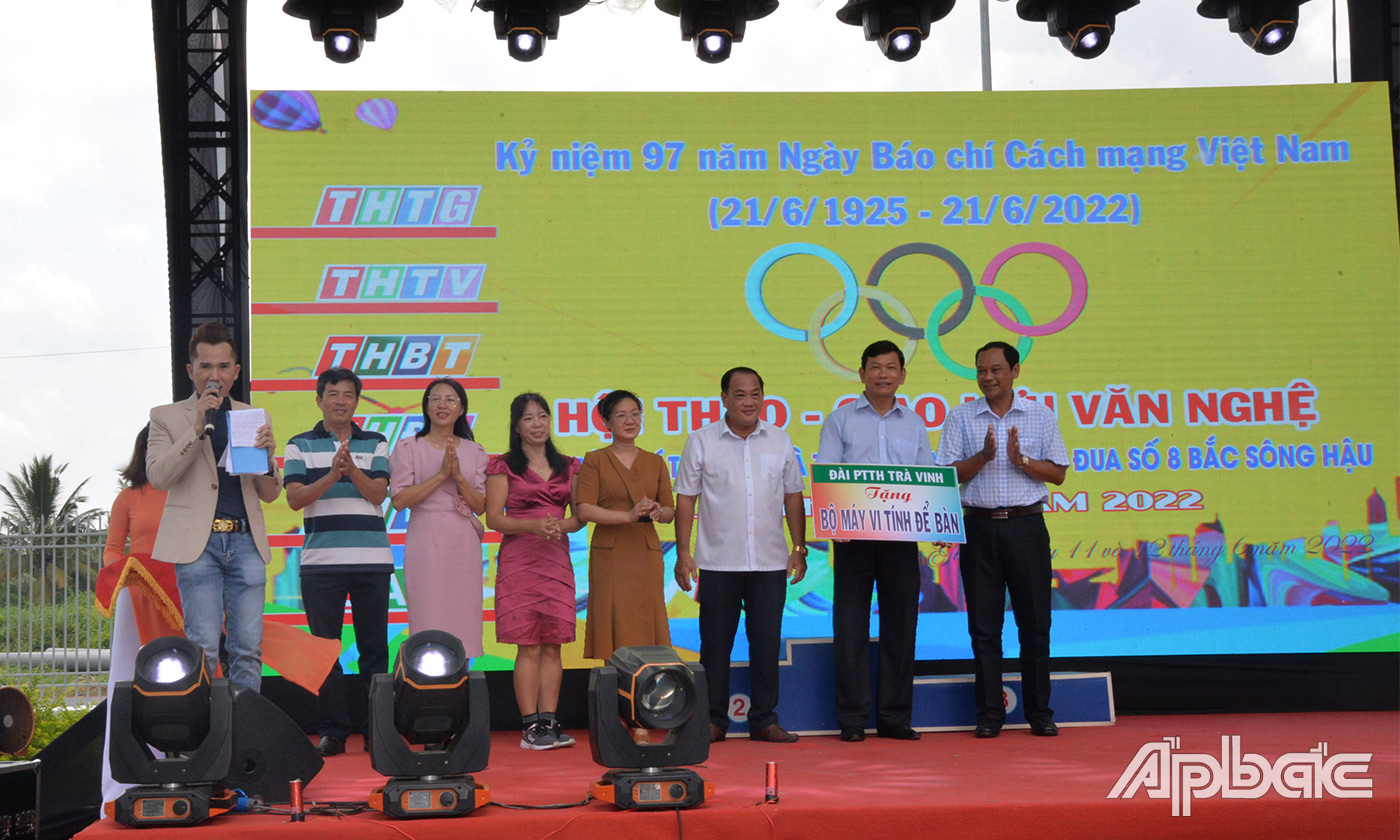 Lãnh đạo các Đài PT&TH Cụm 8 trao bảng tượng trưng cho lãnh đạo huyện Tân Phú Đông