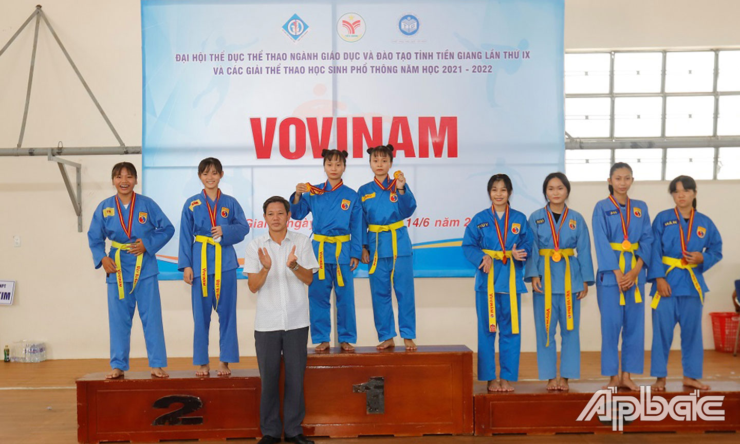 Trao huy chương cho nội dung Song luyện nữ.